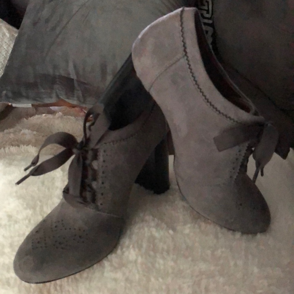 NWOT Adrienne Vittadini suede Gose Pump